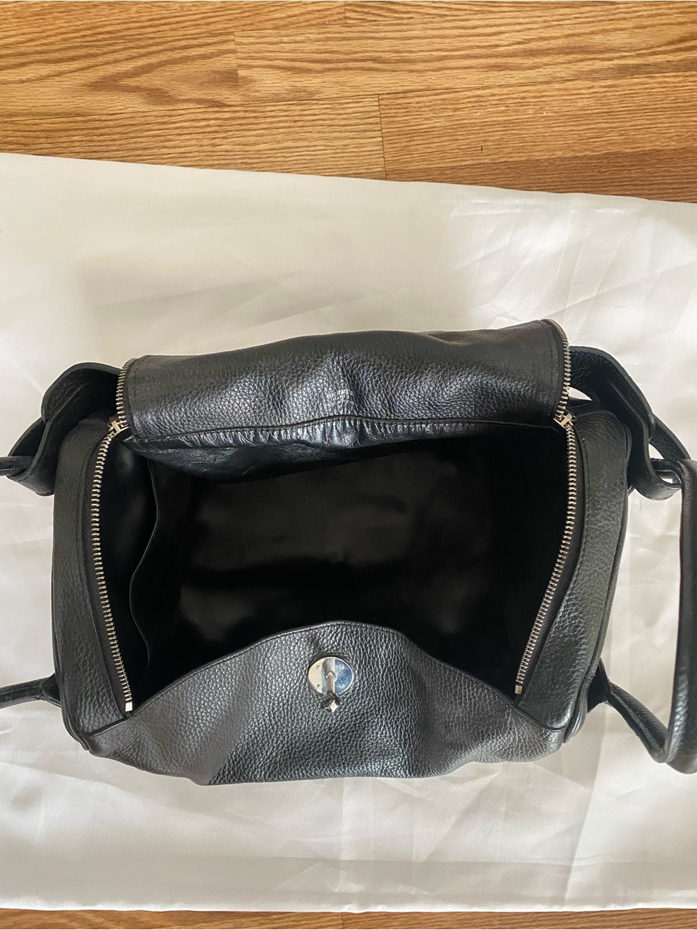 Black Leather Shoulder Lindy Bag - sliver metal accessories - Picture 3 of 7